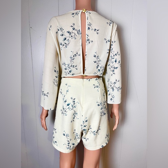 LANÇA PERFUME- Foreign brand -Romper- Size: L - side cuts - Spanish Motive - Picture 4 of 9